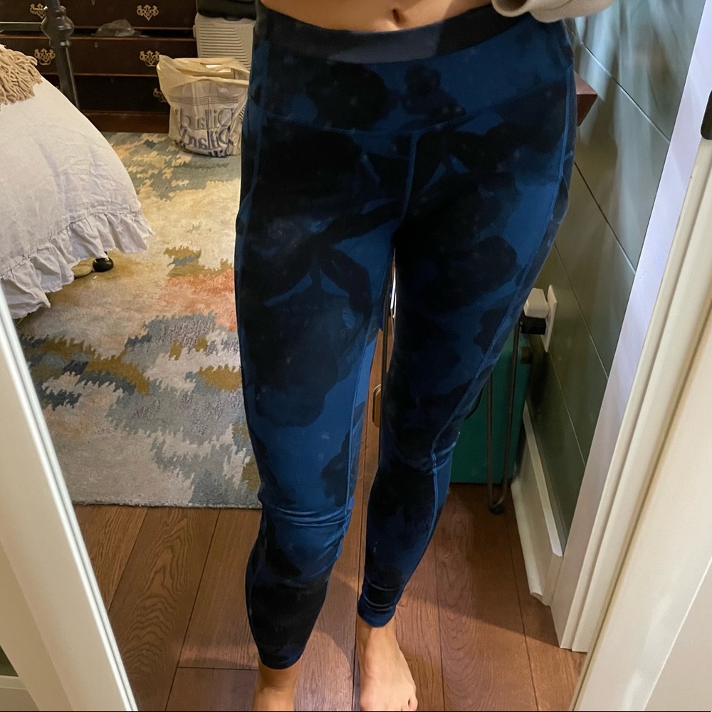 LuluLemon 4 Blue Patterned Leggings, Pockets